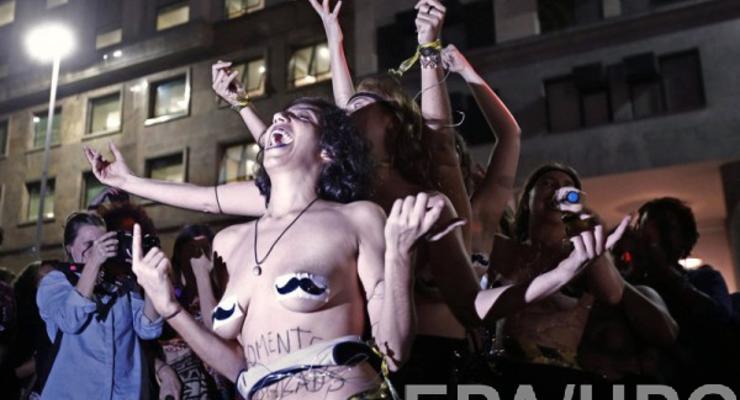 Бразильские женщины разделись во время протеста против насилия