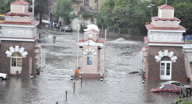Дождь в Одессе затопил улицы, поток воды срывает люки
