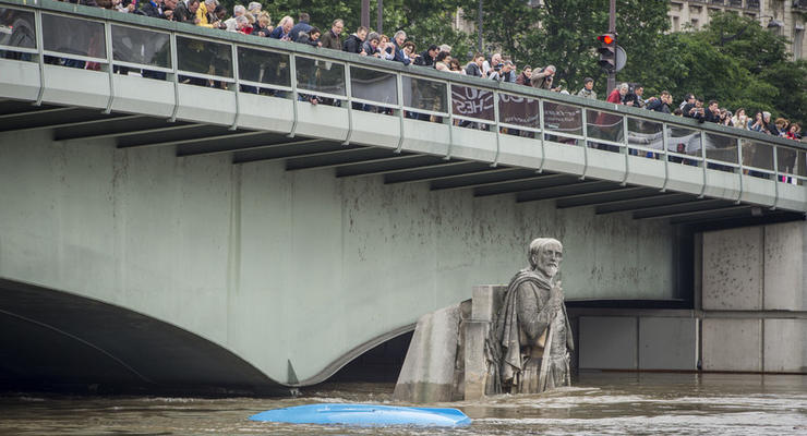 Париж уходит под воду: уровень воды в Сене превысил шесть метров