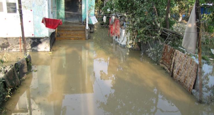 В Крыму проливной дождь затопил частные дома