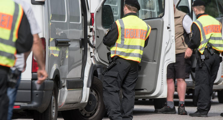Во Франции неизвестные обстреляли автобус с чешскими туристами