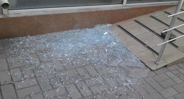 В Мариуполе ночью разбили окно в Сбербанке России: фото