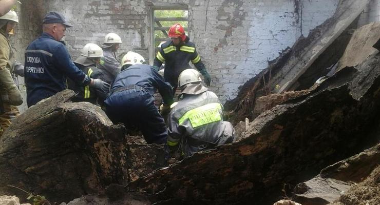 В Киеве рухнувшая крыша придавила подростка
