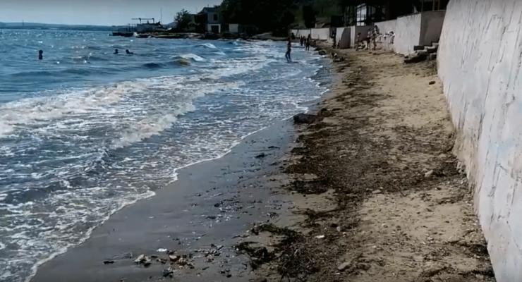 Пустые и грязные: как выглядят пляжи в Керчи