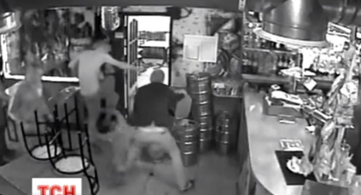 Опубликовано видео жестокого избиения АТОшника в киевском кафе