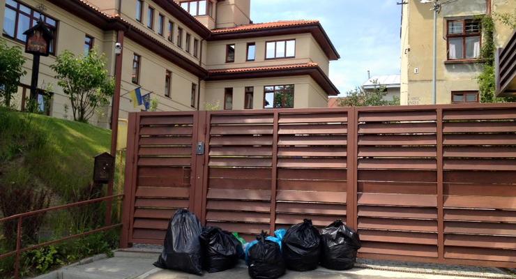 Жители Львова сносят мусор к дому Садового