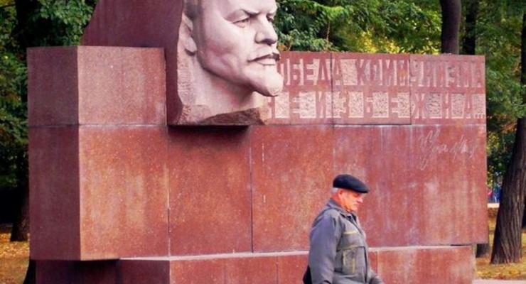 В Днепре демонтирована стела о "неизбежной победе коммунизма"