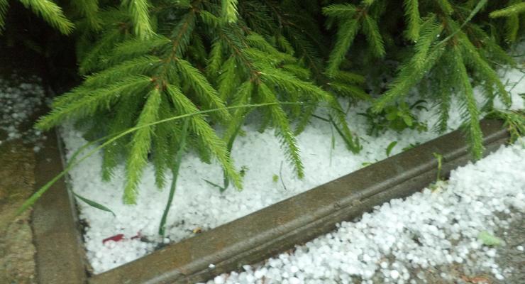 Лето на каникулах: как Луцк градом со снегом засыпало