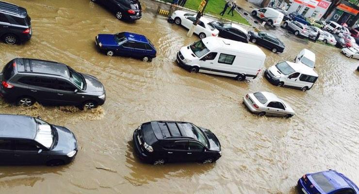 Дождь в Киеве превратил дороги в реки