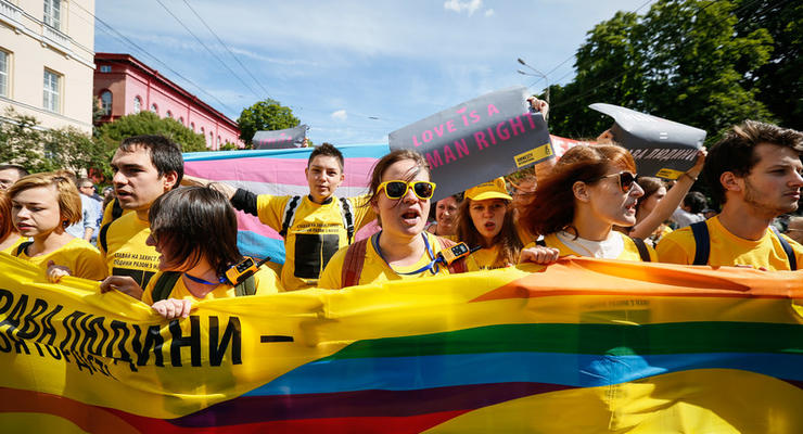 Неделя в фото: Марш Равенства в Киеве, застолье Путина и драка фанатов во Франции