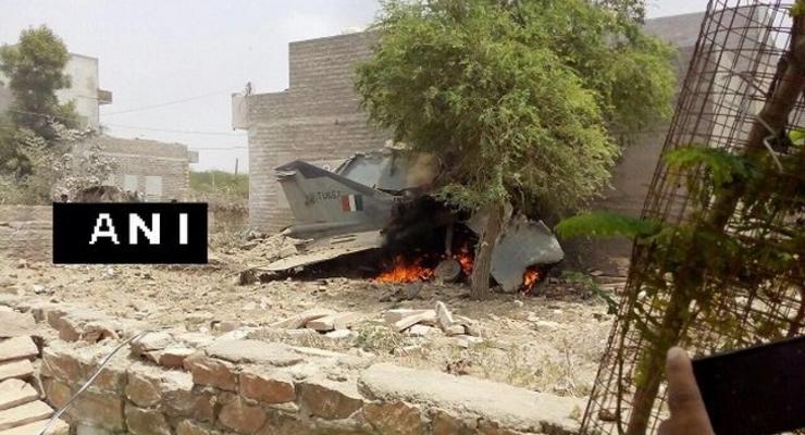 В Индии на жилые здания упал МиГ-27