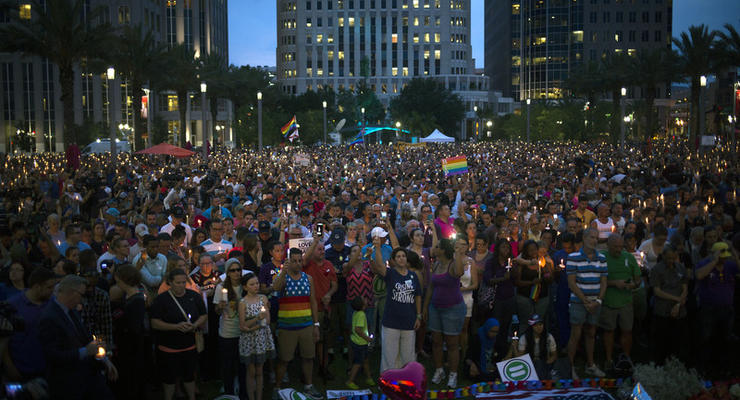 Тысячи американцев почтили память погибших в Орландо
