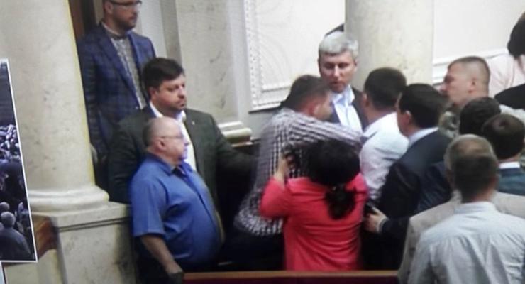 Парасюк подрался с депутатами Оппоблока в сессионном зале парламента