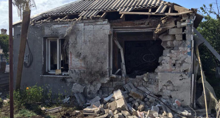 Боевики разбомбили жилые дома в Донецкой области: фоторепортаж