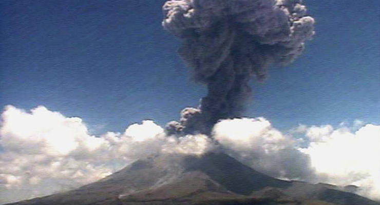 Появилось видео извержения активнейшего вулкана Мексики