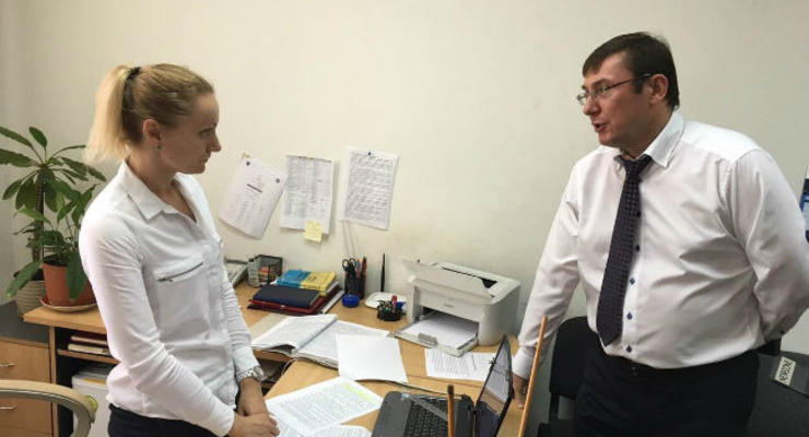 Луценко пообещал вдвое повысить зарплату прокурорам