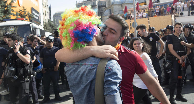 В Турции запретили проведение гей-парада