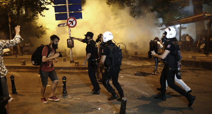 Полиция Стамбула пустила слезоточивый газ и водометы против фанатов Radiohead