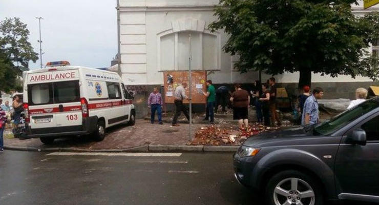 На киевском Подоле на людей рухнул кусок здания