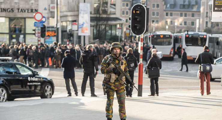 В Брюсселе закрыли входы на шесть станций метро из-за угрозы терактов