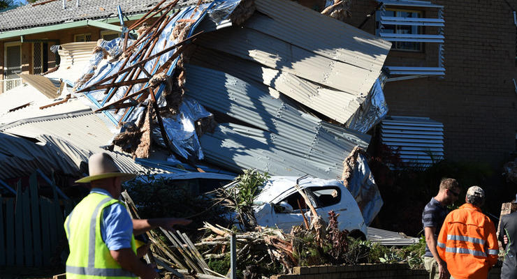 В Австралии сильный ветер сорвал крыши с домов