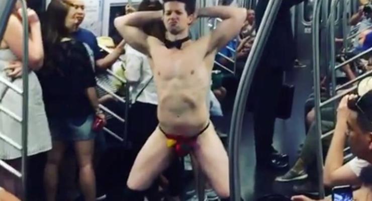В метро Нью-Йорка мужчина станцевал стриптиз
