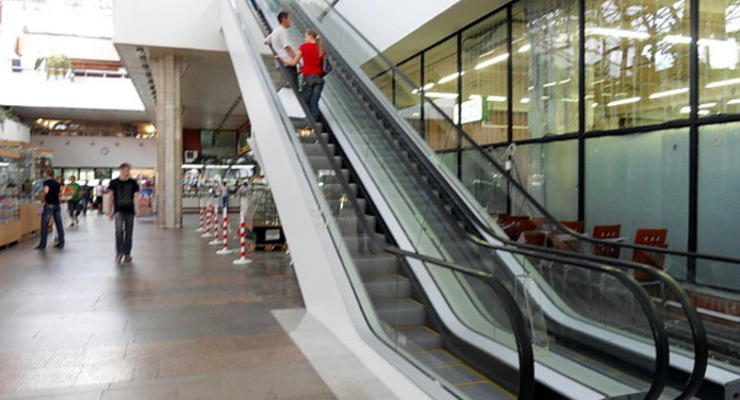 В торговом центре в Черновцах ребенок упал с эскалатора