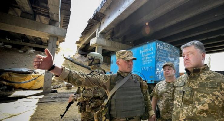 Порошенко посетил опорные пункты ВСУ под Донецком