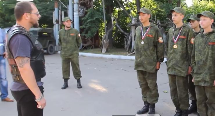 Российские оккупанты учили луганских школьников воевать