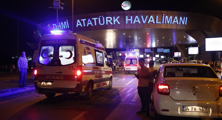 В cтамбульском аэропорту произошли взрывы, слышна стрельба