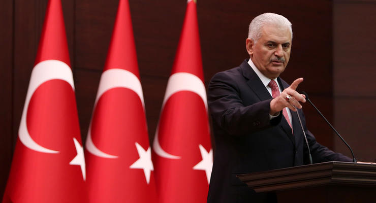 Премьер Турции назвал тех, кто может быть причастен к терактам