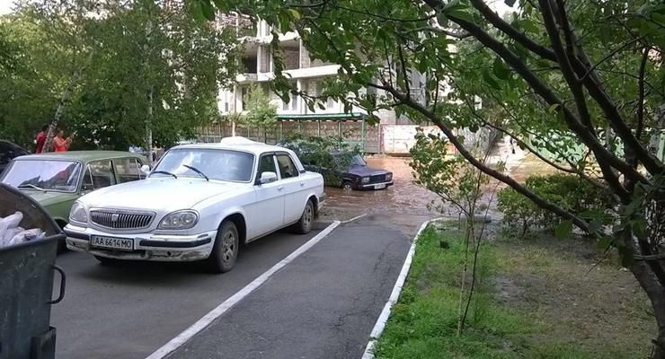 В Дарницком районе Киева прорвало водопровод