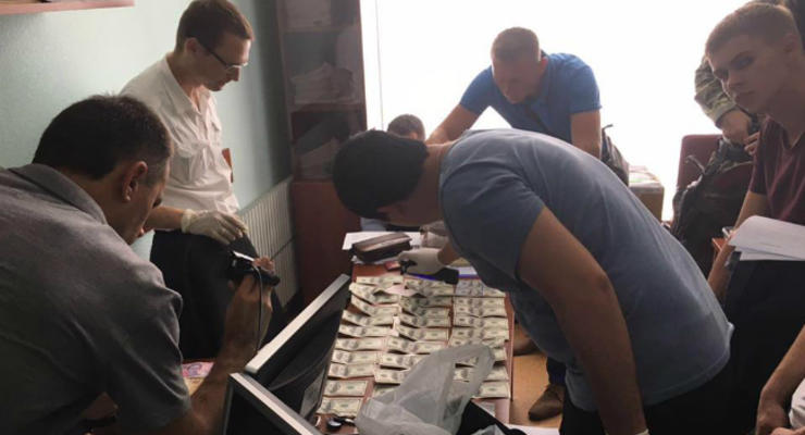 В горсовете Харькова полиция провела обыски: четверых задержали