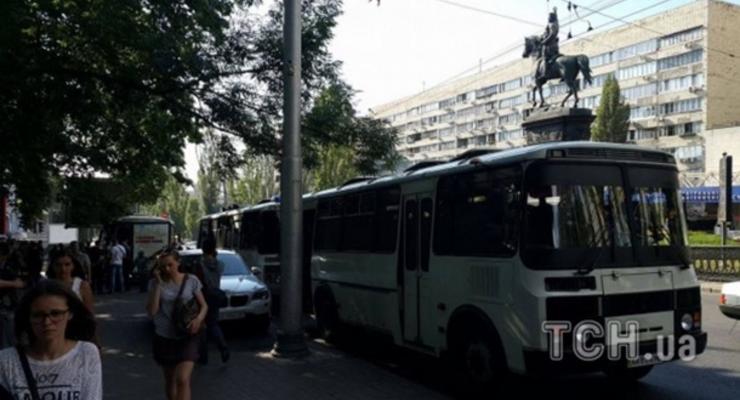 В Киеве памятник Щорсу окружили 10 автобусов со спецназом