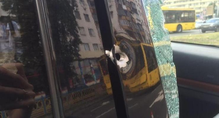 В полиции рассказали о стрельбе по внедорожнику в центре Киева