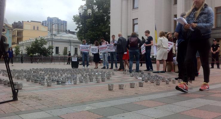 Под Раду принесли 450 тюремных кружек, требуют ареста Онищенко