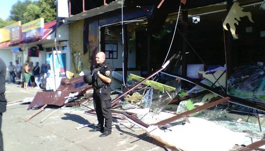 Бульдозером по Roshen: возле метро Святошин разрушили полный конфет магазин