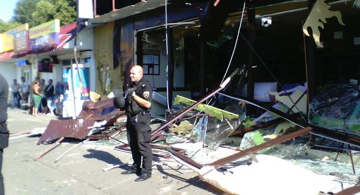 Бульдозером по Roshen: возле метро Святошин разрушили полный конфет магазин