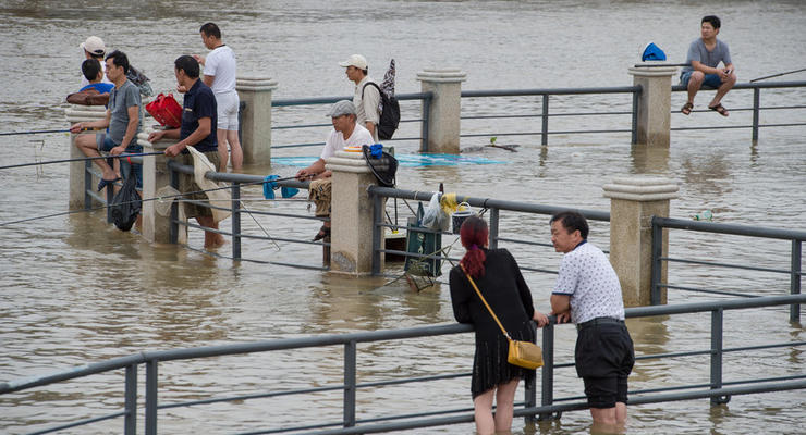 Наводнения в Китае привели к оползням и гибели сотен человек