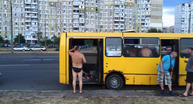 В Киеве оголенные водители устроили застолье прямо в маршрутке