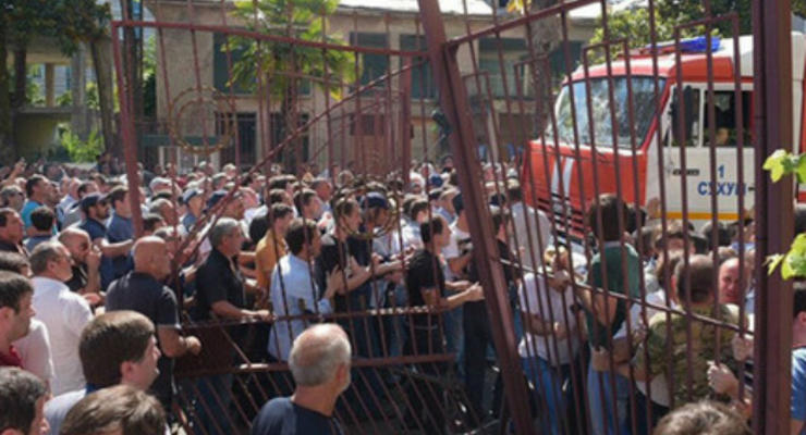В непризнанной Абхазии протестующие попытались взять штурмом здание МВД