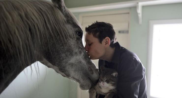 Kiss me: самые яркие фото поцелуев людей и животных