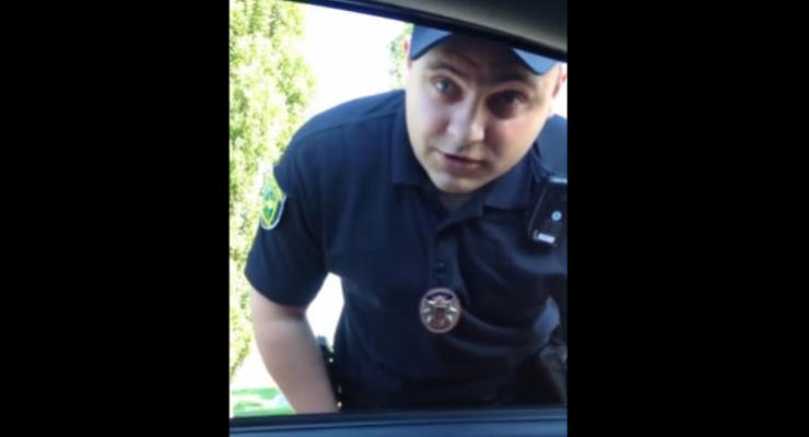 Чего такой дерзкий: Появилось видео с хамским поведением харьковского полицейского