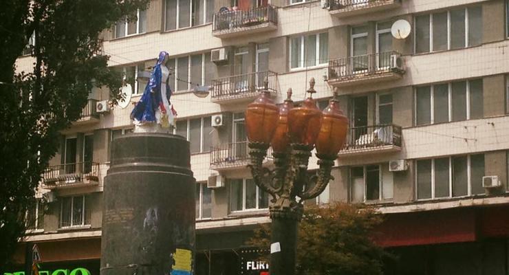 В центре Киева вместо Ленина пытались установить необычную скульптуру