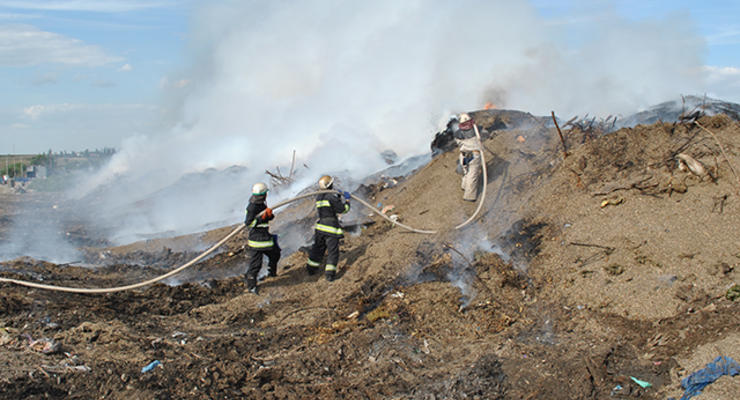 Под Николаевом произошел масштабный пожар на мусорной свалке