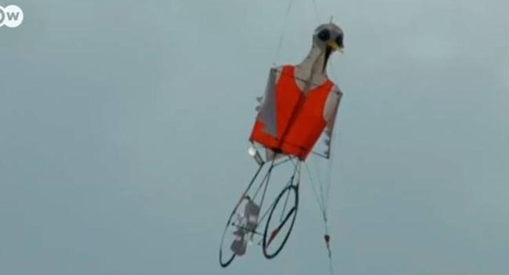 В Тайване запустили воздушного змея на велосипеде