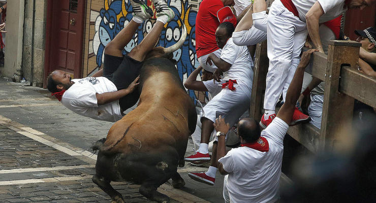В Испании при забеге быков пострадали 14 туристов из 7стран