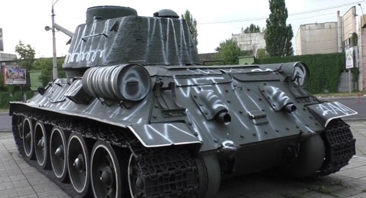 Пьяные супруги разрисовали памятник танкистам в Киеве