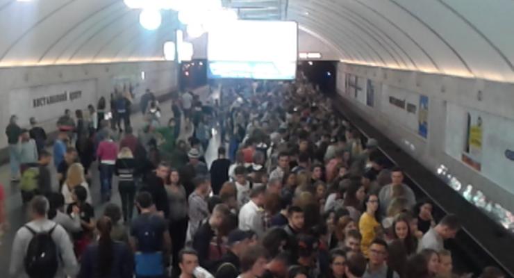 Станцию метро Выставочный центр заполнили тысячи пассажиров: фотофакт