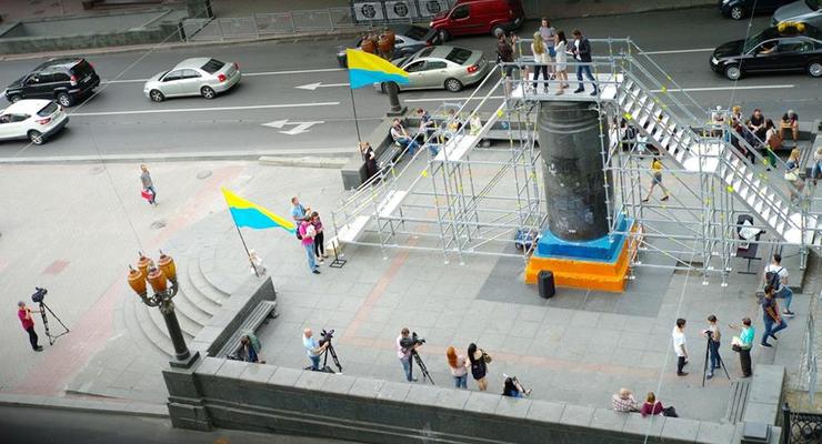 В Киеве вместо памятника Ленину установили арт-инсталляцию